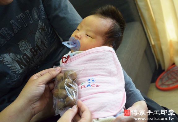 陳寶寶(台中西屯區到府嬰兒寶寶滿月剃頭理髮、免費到府嬰兒剃胎毛儀式吉祥話)。到府剃頭剃胎毛主持、專業拍照、DVD光碟、證書。★購買「臍帶章、肚臍章、胎毛筆刷印章」贈送：剃頭、收涎、抓周，三選一。2015.11.26 照片7